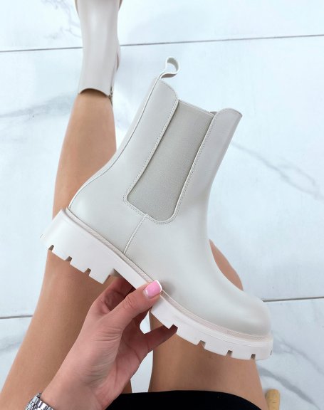 Beige chelsea boots with notched sole