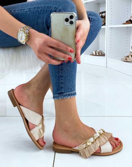 Beige flat sandals with fringe and gold chain