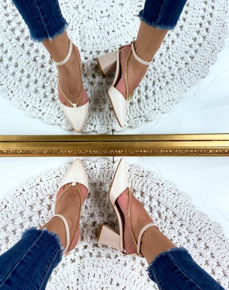 Beige pumps with square heels with pointed toe and gold chain
