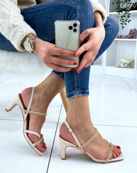 Beige sandal with strap and golden chains