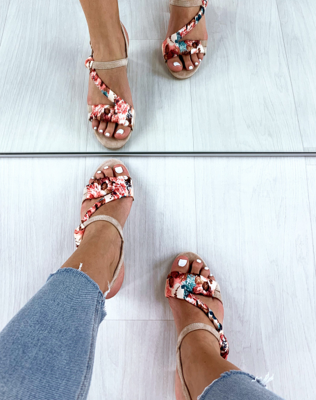 Beige sandals with braided strap with a printed scarf
