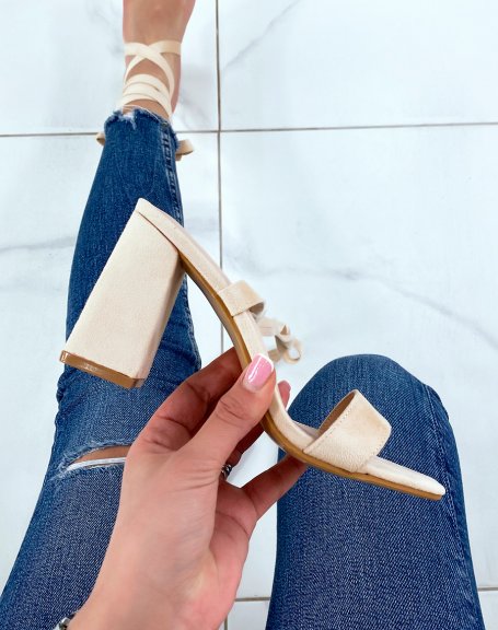 Beige sandals with thick strap and long heel laces