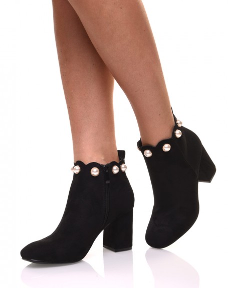 Black ankle boots edged with pearls