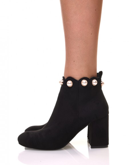 Black ankle boots edged with pearls