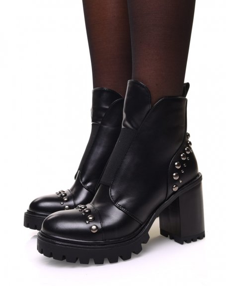 Black ankle boots with heel and notched sole and pearl details