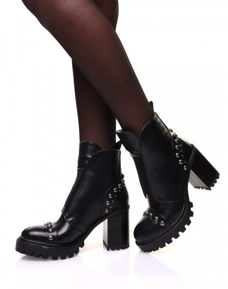 Black ankle boots with heel and notched sole and pearl details