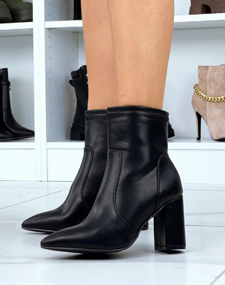Black ankle boots with heel and pointed toe