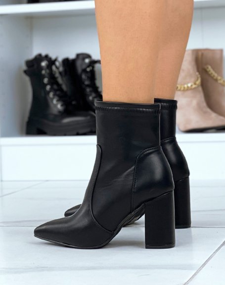 Black ankle boots with heel and pointed toe