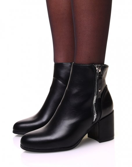 Black ankle boots with heel and silver closure on the side