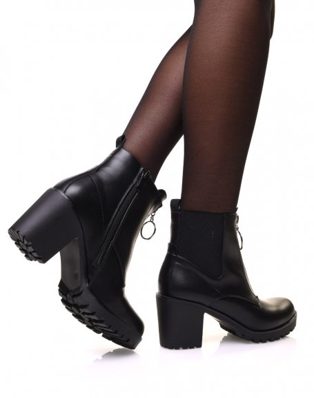 Black ankle boots with mid heel and notched sole