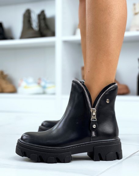Black ankle boots with zipped petal effect and notched sole