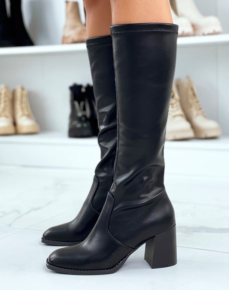 Black boots with heel and square toe