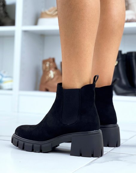 Black chelsea boots in suede and chunky heeled sole