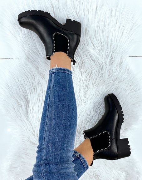 Black Chelsea boots with heel and notched sole and pearls