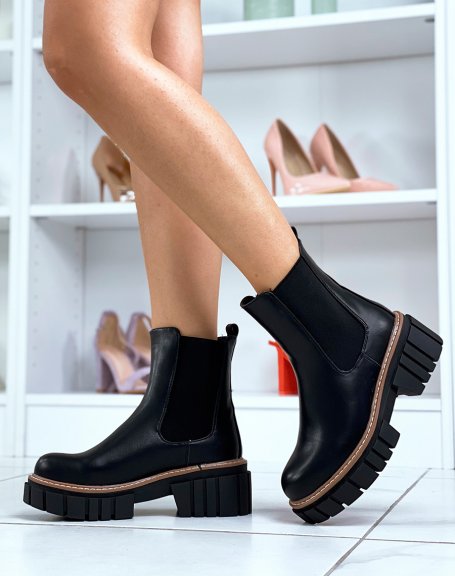 Black Chelsea boots with sole decorated with a brown border
