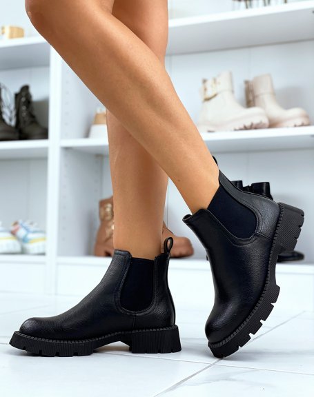 Black chunky detailed sole chelsea boots