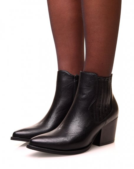 Black cowboy boots with beveled heel with decorative stitching