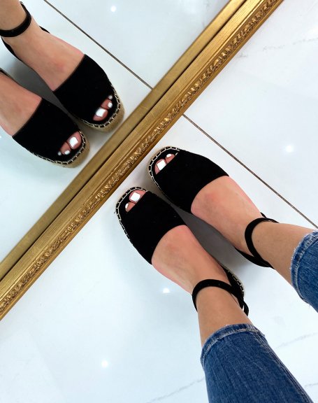 Black espadrilles with open toe and wedge heel