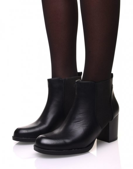 Black heeled Chelsea boots