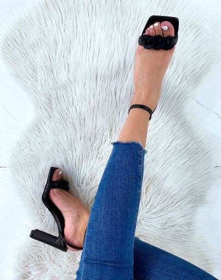 Black heeled sandals with thin straps and matte chain