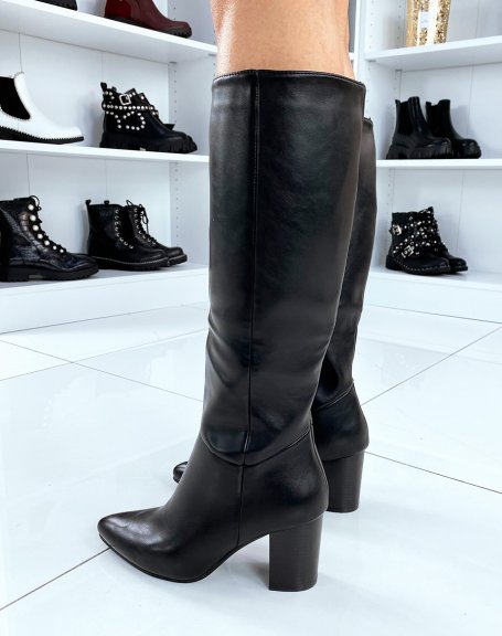 Black high boots in pointed toe leather