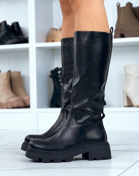 Black high boots with gold chain