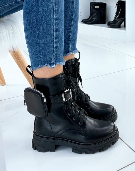 Black high boots with notched sole with pocket