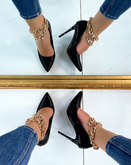 Black pump with heel and gold chain