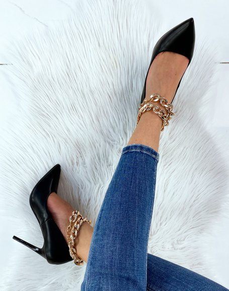 Black pump with heel and gold chain