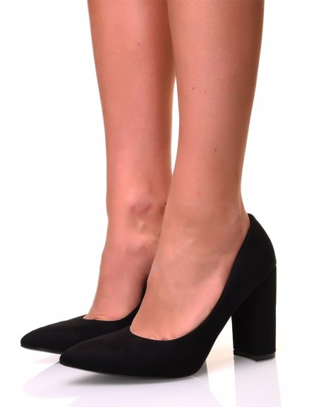 Black pumps with a thick heel