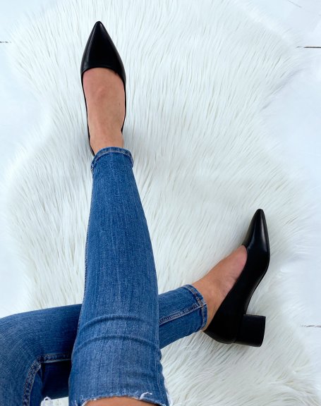 Black pumps with low heels and pointed toes