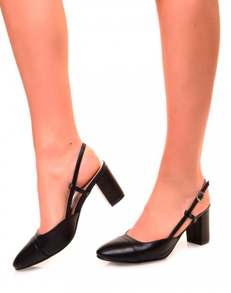 Black pumps with round toe and low heel