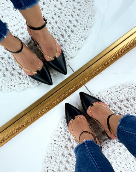 Black pumps with square heels with pointed toe and gold chain
