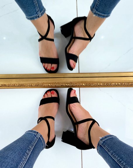 Black sandal with crisscross strap