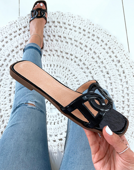Black sandal with crossed buckles
