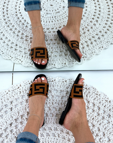 Black sandal with pattern on the strap