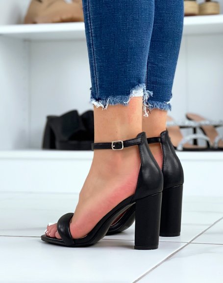 Black sandals with rounded strap and high heel