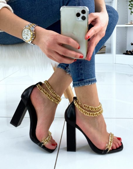 Black sandals with square heel with gold chains