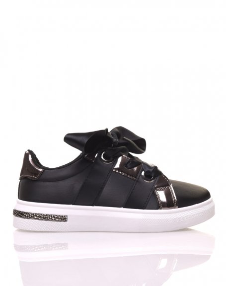 Black sneakers with satin-effect laces