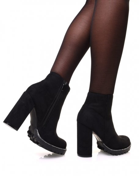 Black suedette ankle boots with heel and notched sole