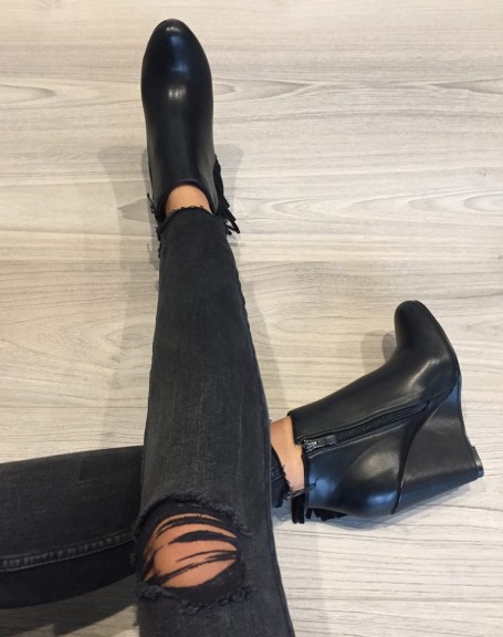 Black wedge ankle boots with suede fringes