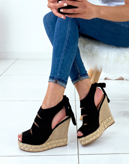Black wedges closed with tie strap