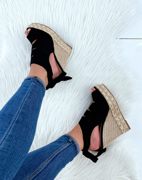 Black wedges closed with tie strap