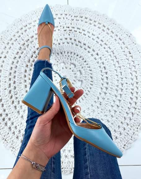 Blue pumps with square heels with pointed toe and gold chain