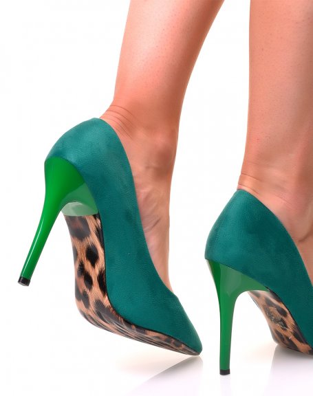 Bottle green pumps in suede with leopard soles