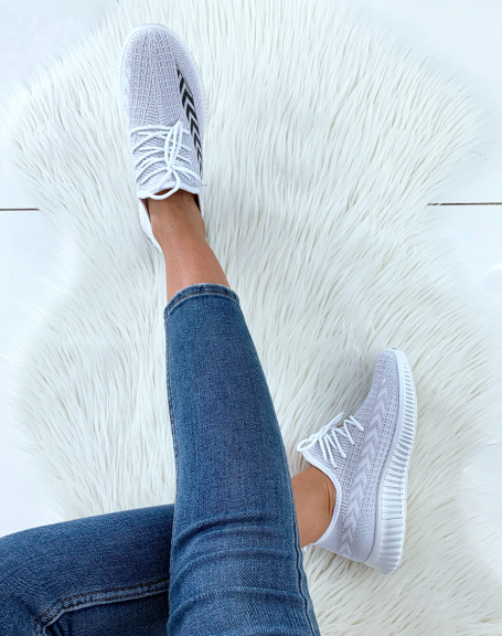 Breathable and flexible white sneakers