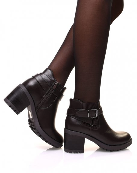 Brown grained ankle boots with heel, striped elastic and straps