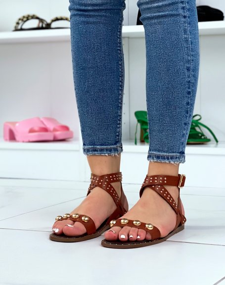 Brown sandals with large and fine gold studs