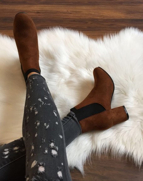 Camel Chelsea boots entirely in suede mid high heels