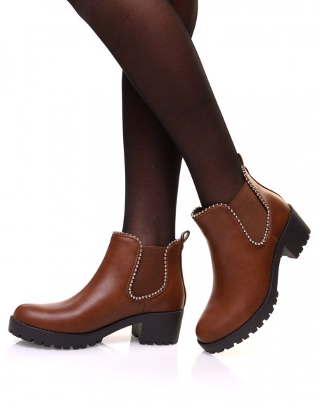 Camel Chelsea boots with heel and notched sole and pearls